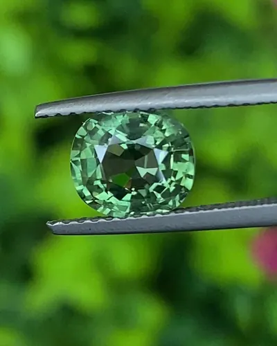 พลอย เขียวส่อง Green sapphire