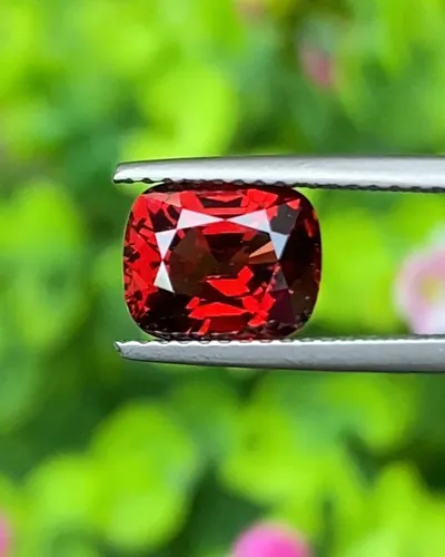 สปิเนล Natural Spinel
