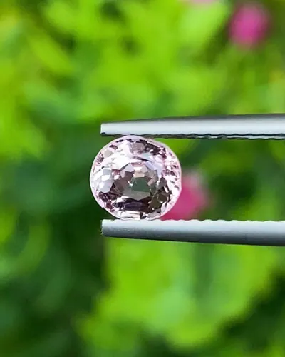 สปิเนล Natural Spinel