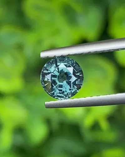สปิเนล Natural Spinel