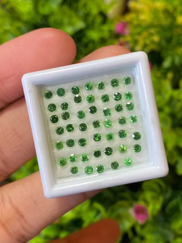 ซาโวไรท์ Tsavorite Garnet