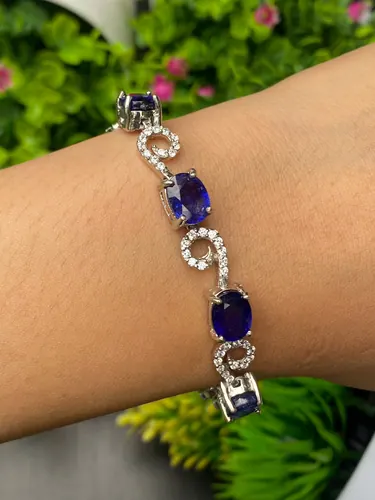 พลอยหลัก : ไพลิน Blue Sapphire พลอยล้อม : ควอตซ์สีใส White Quartz