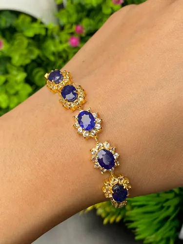 พลอยหลัก : ไพลิน Blue Sapphire พลอยล้อม : ควอตซ์สีใส White Quartz