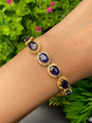 พลอยหลัก : ไพลิน Blue Sapphire พลอยล้อม : ควอตซ์สีใส White Quartz