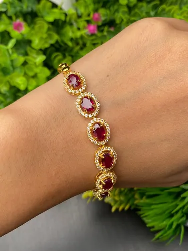 พลอยหลัก : ทับทิม Ruby Sapphire พลอยล้อม : ควอตซ์สีใส White Quartz