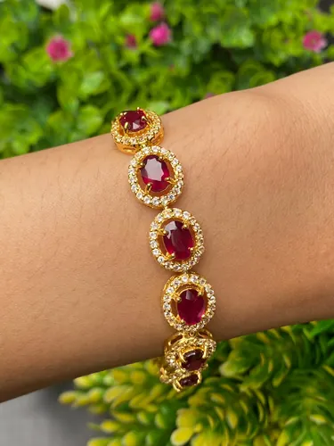 พลอยหลัก : ทับทิม Ruby Sapphire พลอยล้อม : ควอตซ์สีใส White Quartz
