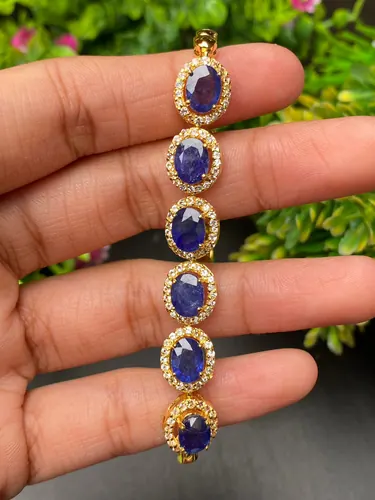 พลอยหลัก : ไพลิน Blue Sapphire พลอยล้อม : ควอตซ์สีใส White Quartz