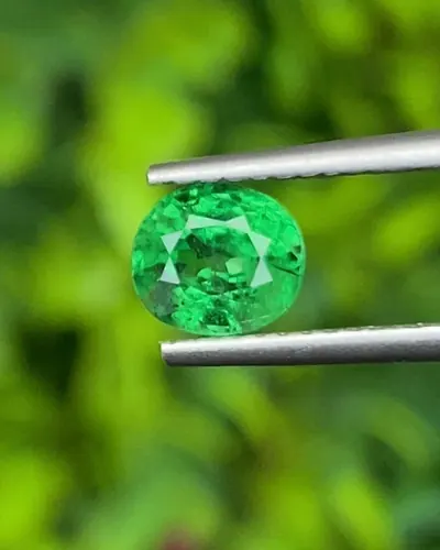 ซาโวไรท์ Tsavorite Garnet