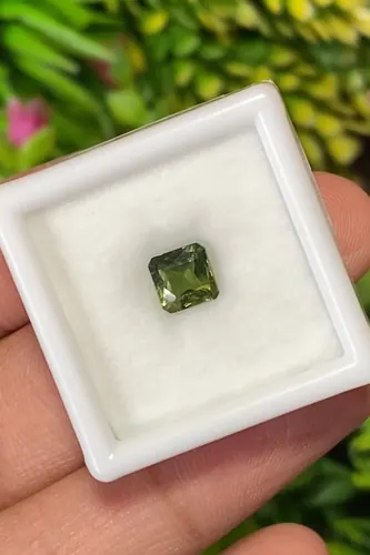 พลอย เขียวส่อง Green sapphire
