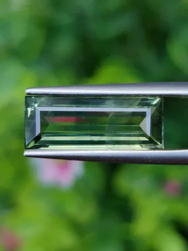 พลอย เขียวส่อง Green sapphire