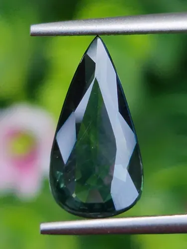 พลอย เขียวส่อง Green sapphire