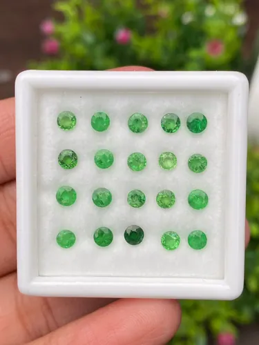 ซาโวไรท์ Tsavorite Garnet