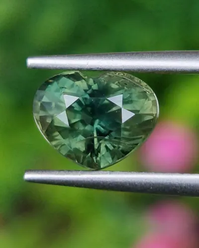 พลอย เขียวส่อง Green sapphire