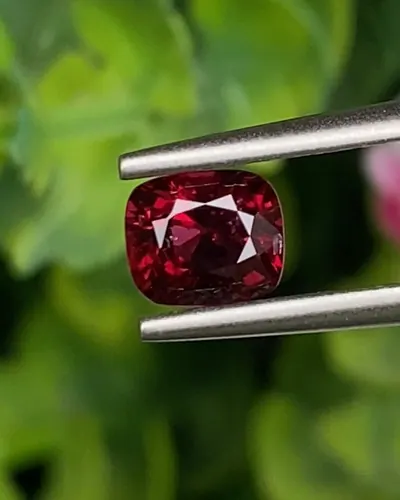 สปิเนล Natural Spinel