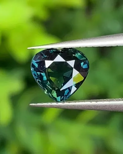 พลอย เขียวส่อง Green sapphire