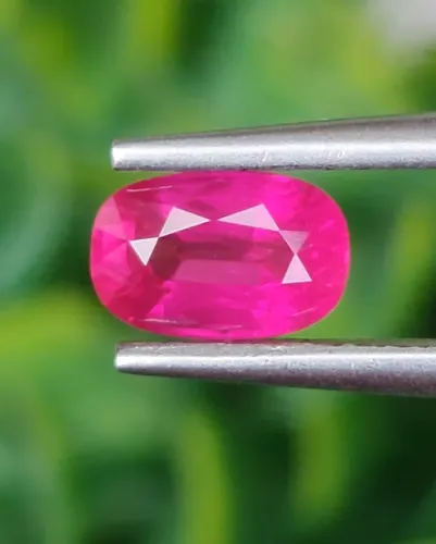 พลอย ทับทิม Ruby sapphire (Vivid pinkish-RED)