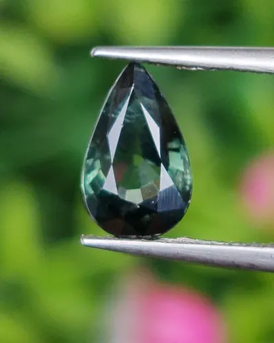 พลอย เขียวส่อง Green sapphire