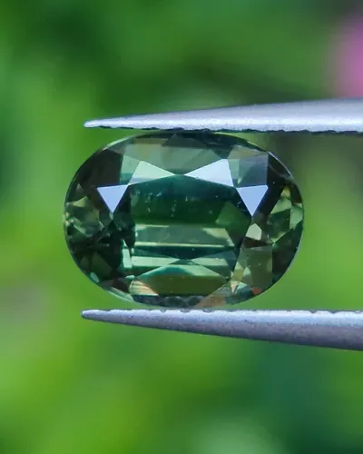 พลอย เขียวส่อง Green sapphire