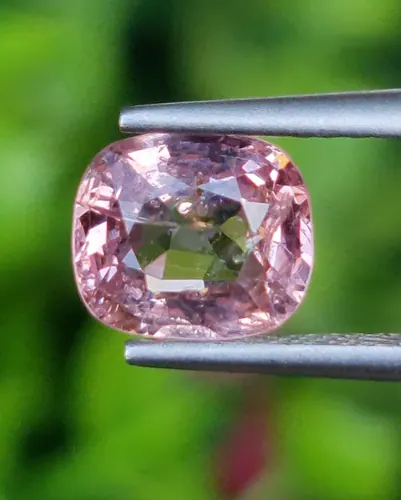 สปิเนล Natural Spinel