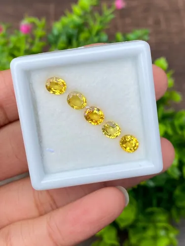 บุษราคัม Yellow Sapphire