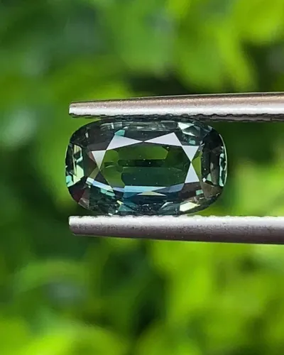 พลอย เขียวส่อง Green sapphire