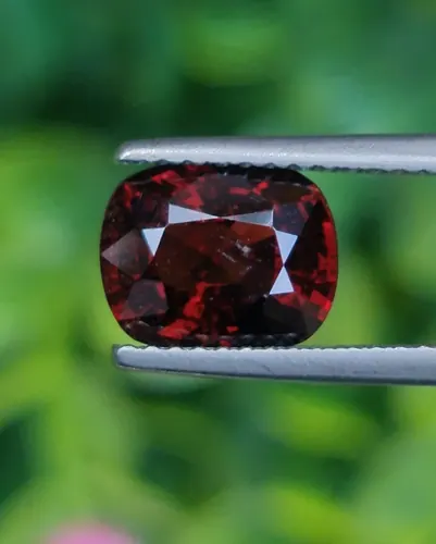 สปิเนล Natural Spinel