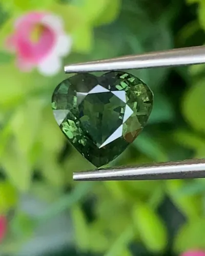 พลอย เขียวส่อง Green sapphire