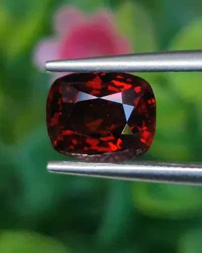 สปิเนล Natural Spinel