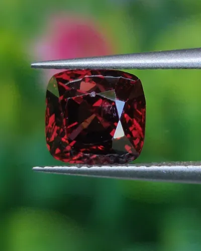 สปิเนล Natural Spinel