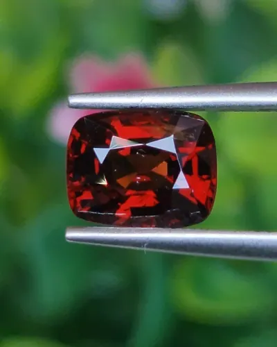 สปิเนล Natural Spinel