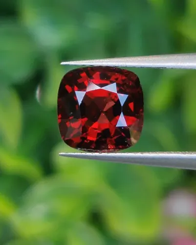 สปิเนล Natural Spinel