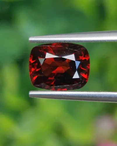สปิเนล Natural Spinel