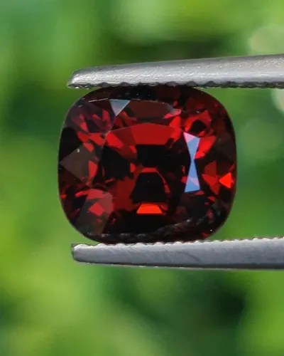 สปิเนล Natural Spinel