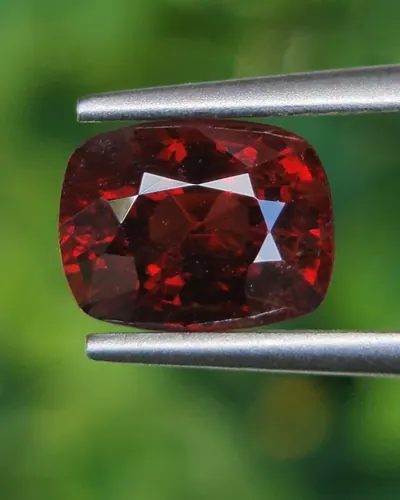 สปิเนล Natural Spinel