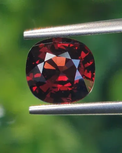สปิเนล Natural Spinel
