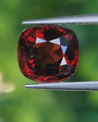 สปิเนล Natural Spinel