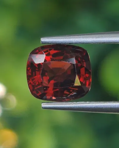 สปิเนล Natural Spinel