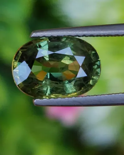พลอย เขียวส่อง Green sapphire