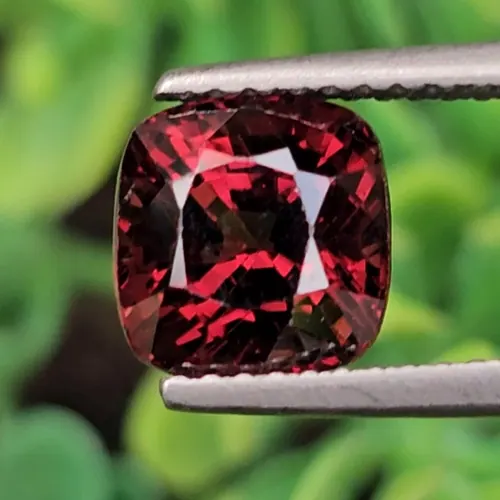 สปิเนล Natural Spinel