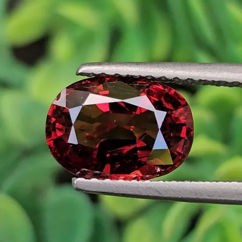 สปิเนล Natural Spinel