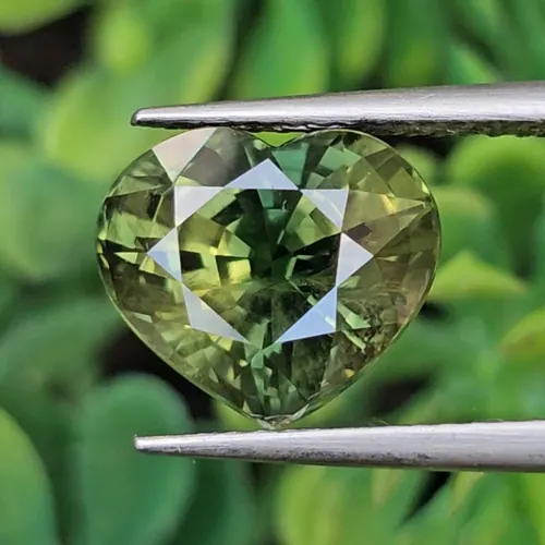 พลอย เขียวส่อง Green sapphire