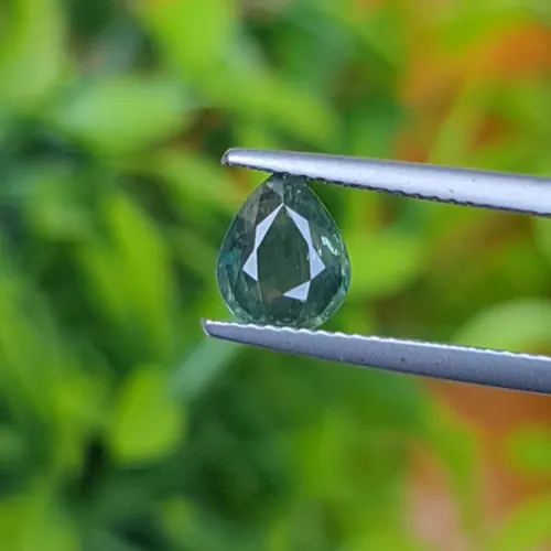 พลอย เขียวส่อง Green sapphire