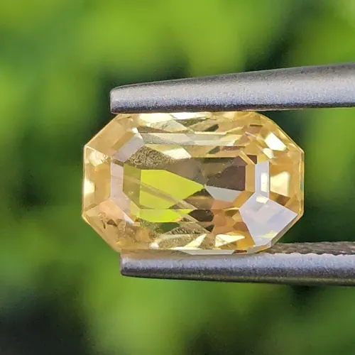 บุษราคัม Natural Yellow Sapphire