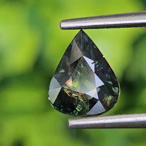 พลอย เขียวส่อง Green sapphire