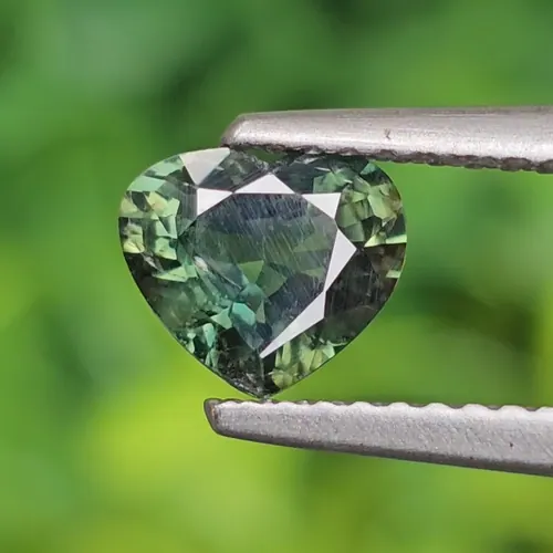 พลอย เขียวส่อง Green sapphire