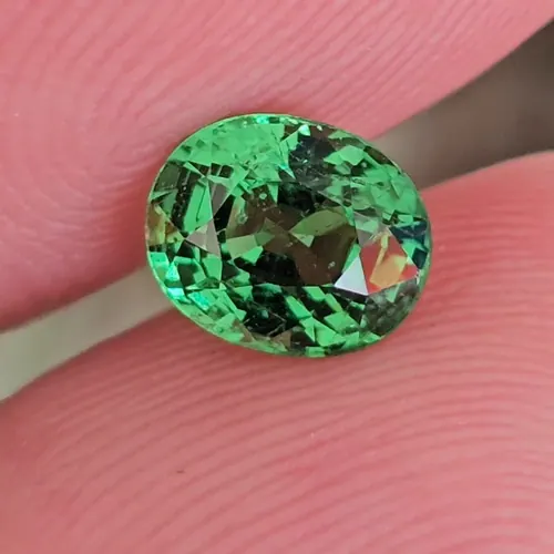 ซาโวไรท์ Tsavorite Garnet