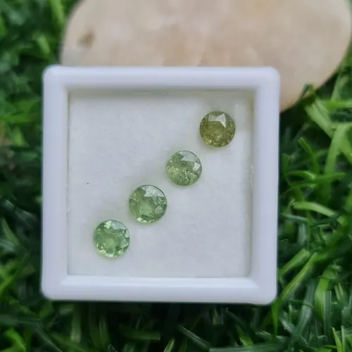 ดีแมนทรอยด์ การ์เน็ต Demantoid Garnet