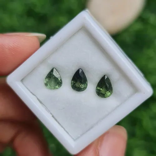 พลอย เขียวส่อง Green sapphire