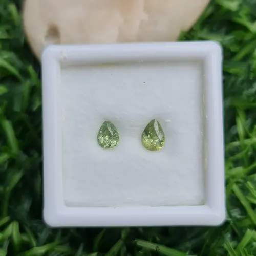 ดีแมนทรอยด์ การ์เน็ต Demantoid Garnet