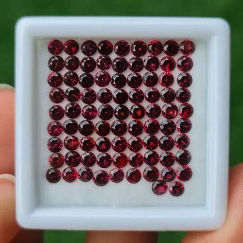สปิเนล Natural Spinel